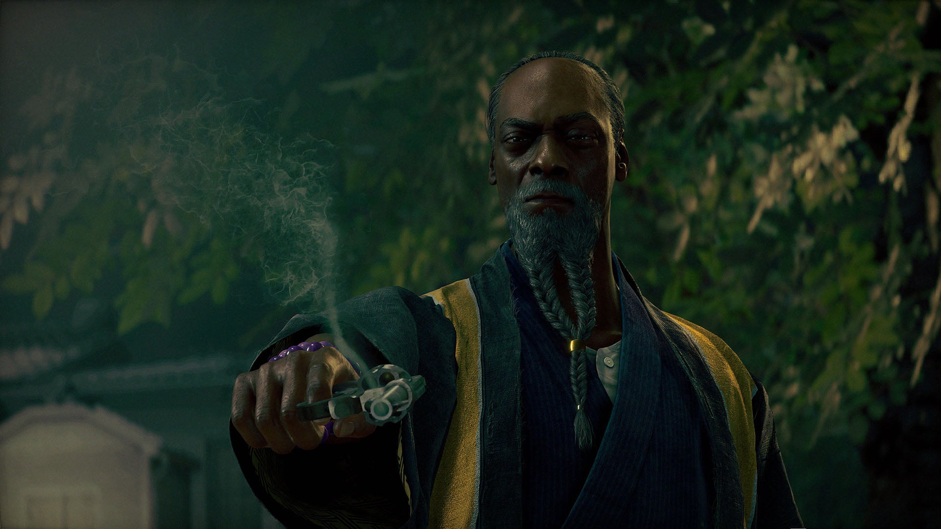 Orpheus, personagem interpretado por Snoop Dogg em Stranger Than Heaven, segurando uma arma que acabou de disparar