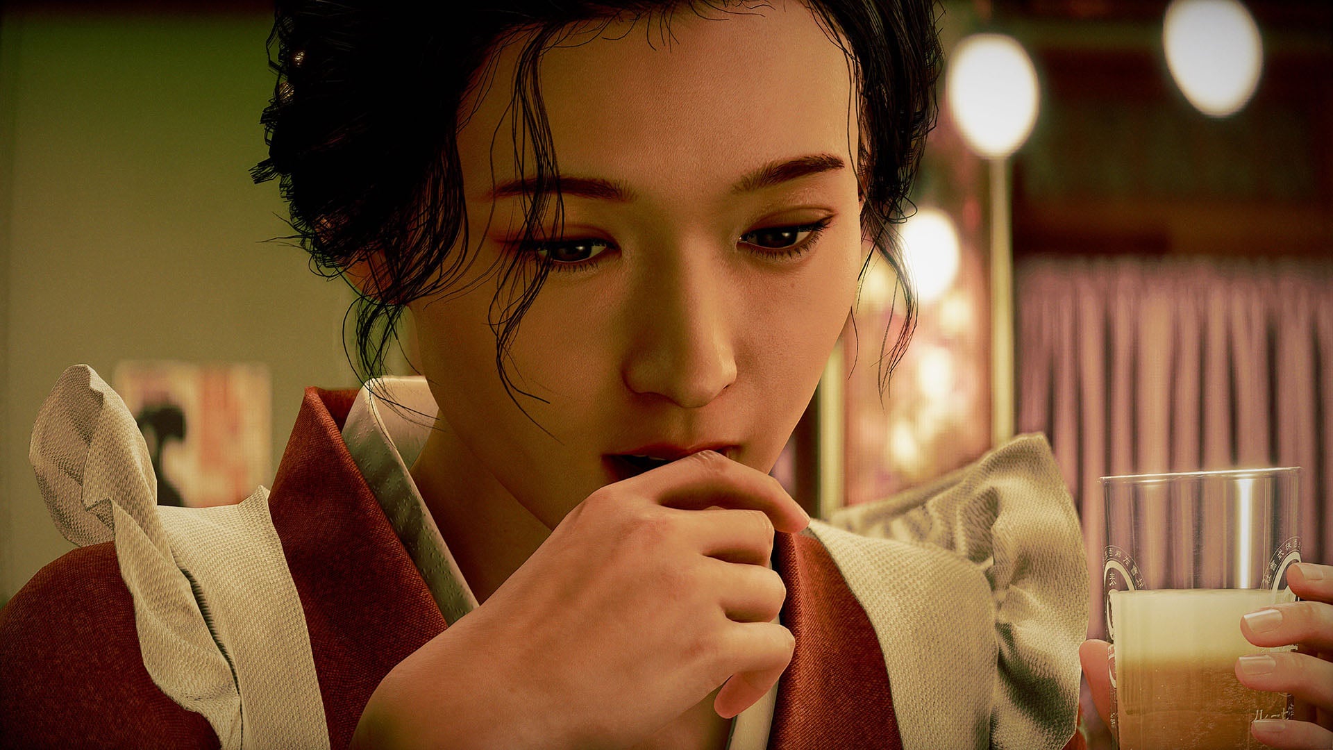Tae Matsumoto segurando um copo de cerveja em Stranger Than Heaven