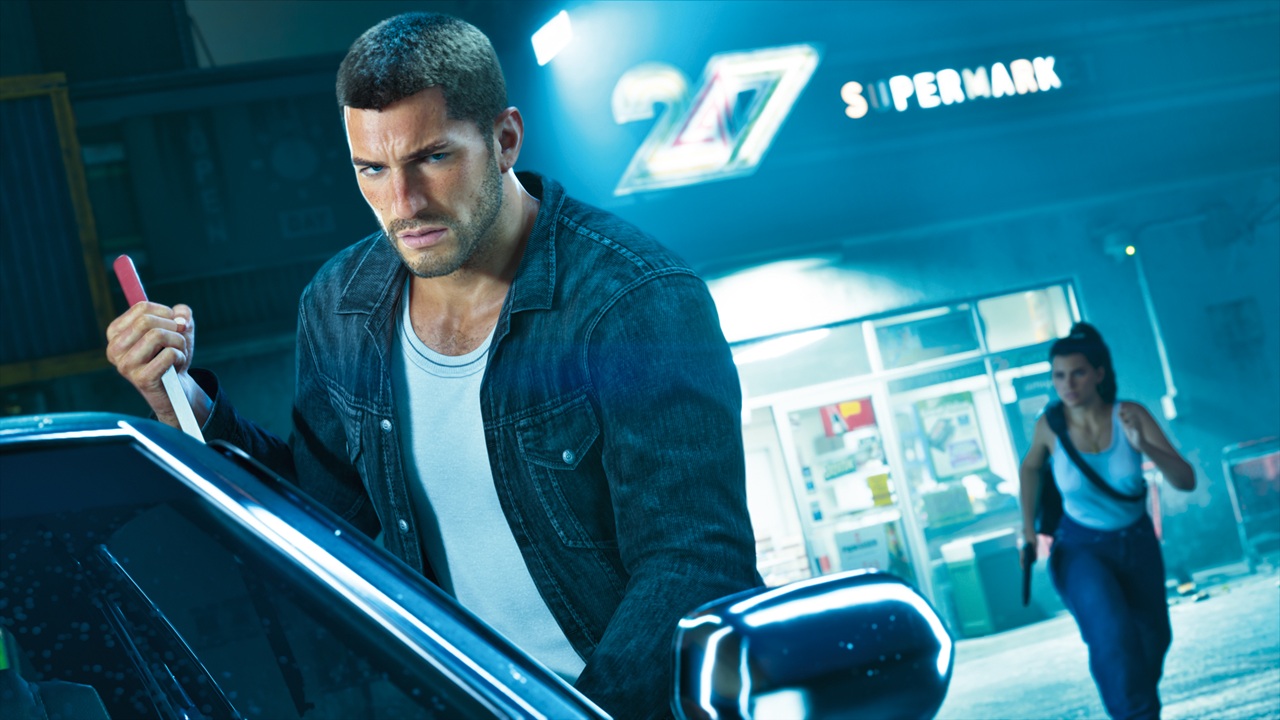 Jason roubando um carro, com Lucia fugindo ao fundo, em GTA VI