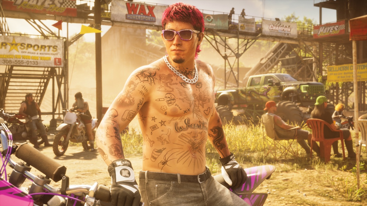 Homem tatuado e com um par de óculos escuros debruçado sobre uma moto em um evento de corrida em GTA VI