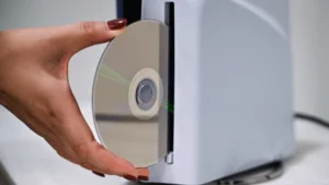 Sony reforça fim da mídia física de PlayStation a partir de janeiro de 2028